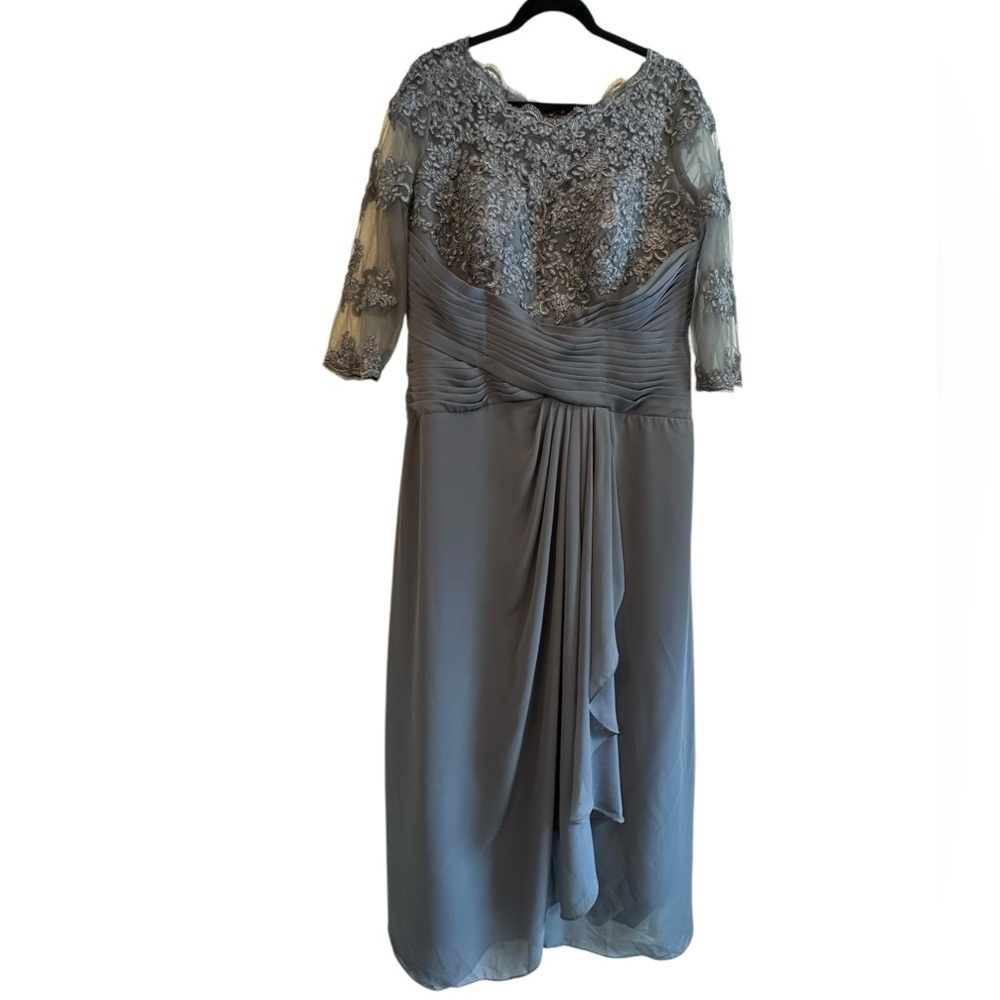 Elegant Gray Evening Gown with‎ Lace Details​